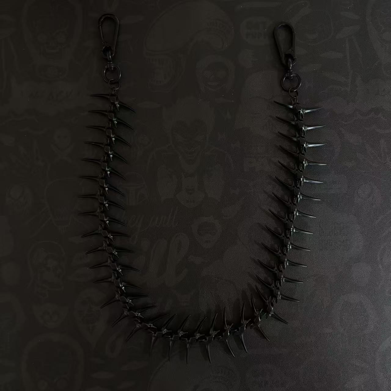 Phone Accessories Design - Mattschwarze Skelett-Metall-Hosenkette im Fischgräten-Design, Runway-Design Taschenaccessoire